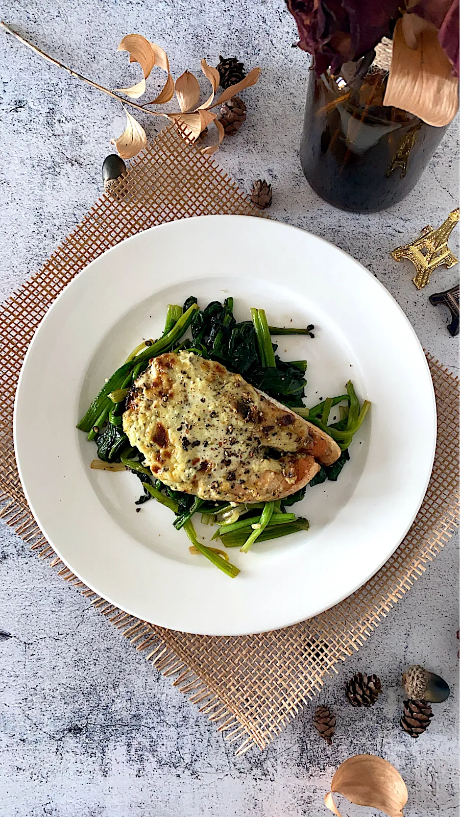 Snapdishの料理写真:Salmon with Pesto and Spinach|Natchy🦋さん