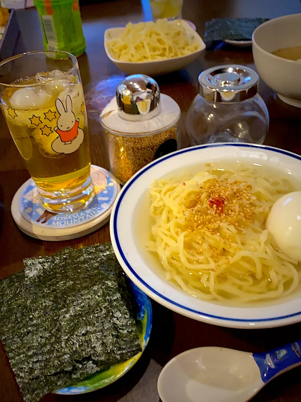 アゴだし塩ラーメン🍜　半熟卵　焼き海苔　白胡麻　糸唐辛子　お茶🍹|ch＊K*∀o(^^*)♪さん