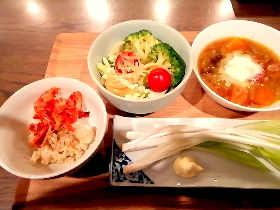 夜ご飯　雪うるい、サラダ、オニオンスープ、キムチとご飯|Aikoさん