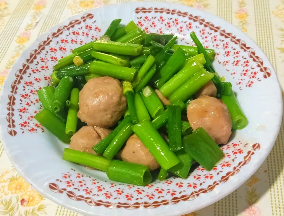 Stir fried meatballs with spring onion.|🌿Veerapan Mu🌿さん