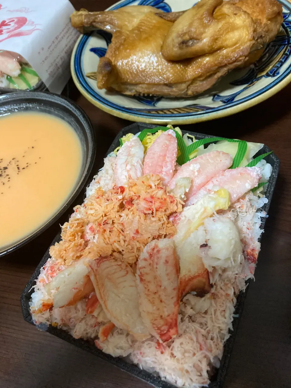 Snapdishの料理写真:2月22日晩ご飯。百貨店の北海道物産展💞💞4大カニ食べ比べ弁当🦀🦀🦀と半身揚げ🐓と人参ポタージュ。|あやさん