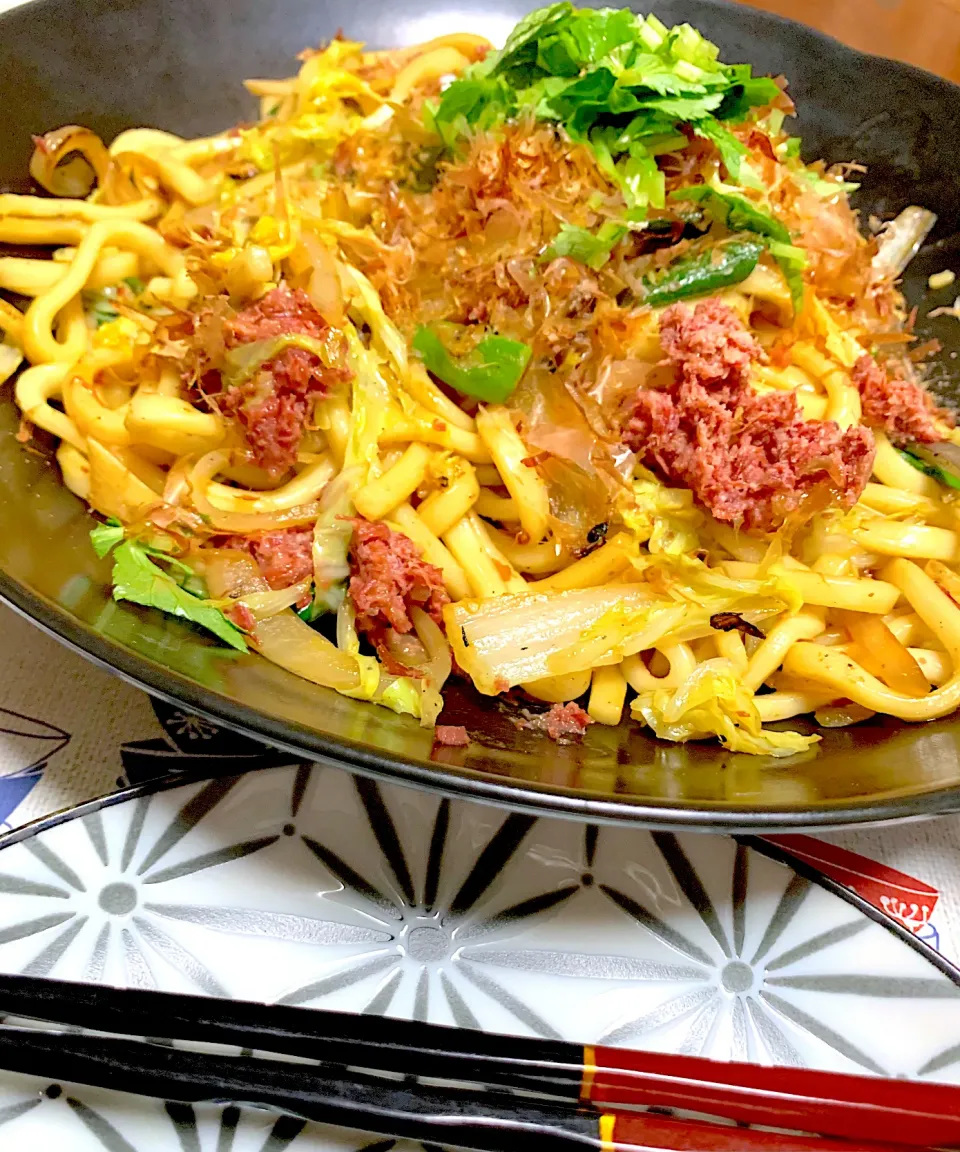 Snapdishの料理写真:サミカさんの料理 コンビーフで和風焼うどん🥢|シュトママさん