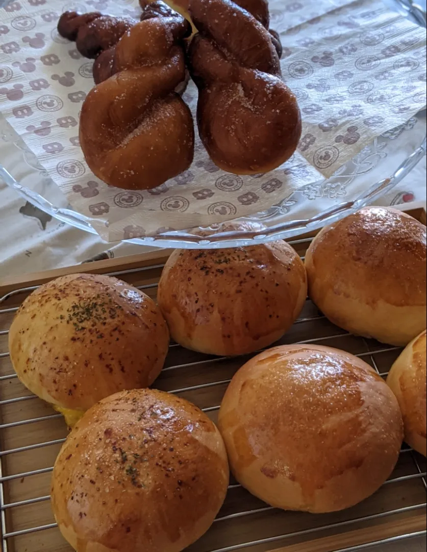 Snapdishの料理写真:ツイストドーナツと塩バターパンとベーコンパン🍞|kajumamaさん