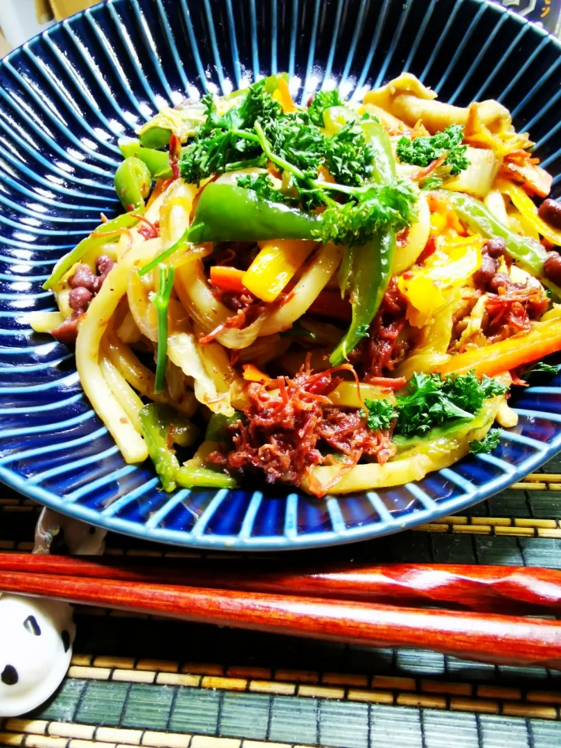 サミカさんの料理 コンビーフで和風焼うどん🥢|ペンギンさん