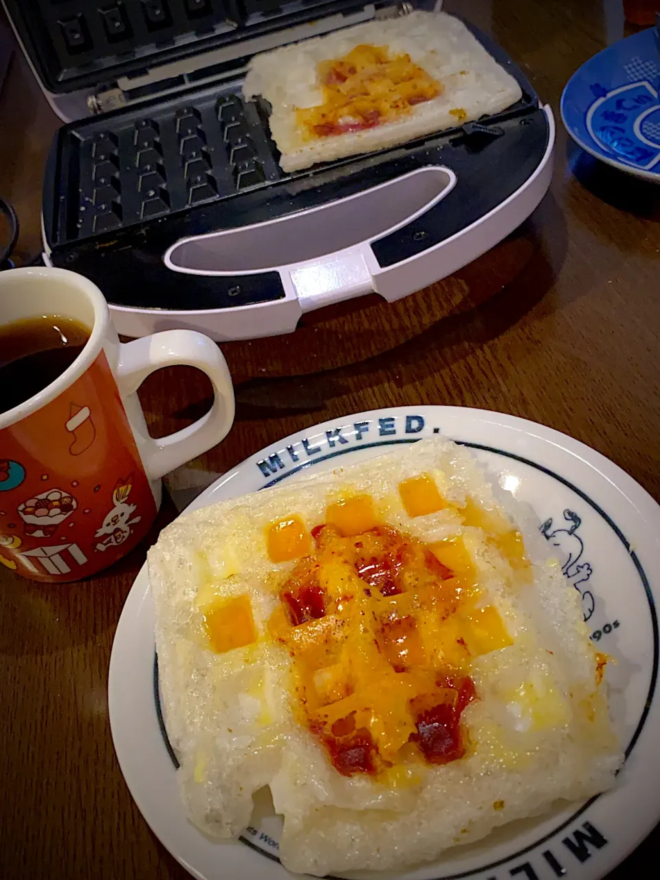 牛タンとチーズのモッフル🧀🥩　バター&メープルシロップ　コーヒー☕️|ch＊K*∀o(^^*)♪さん