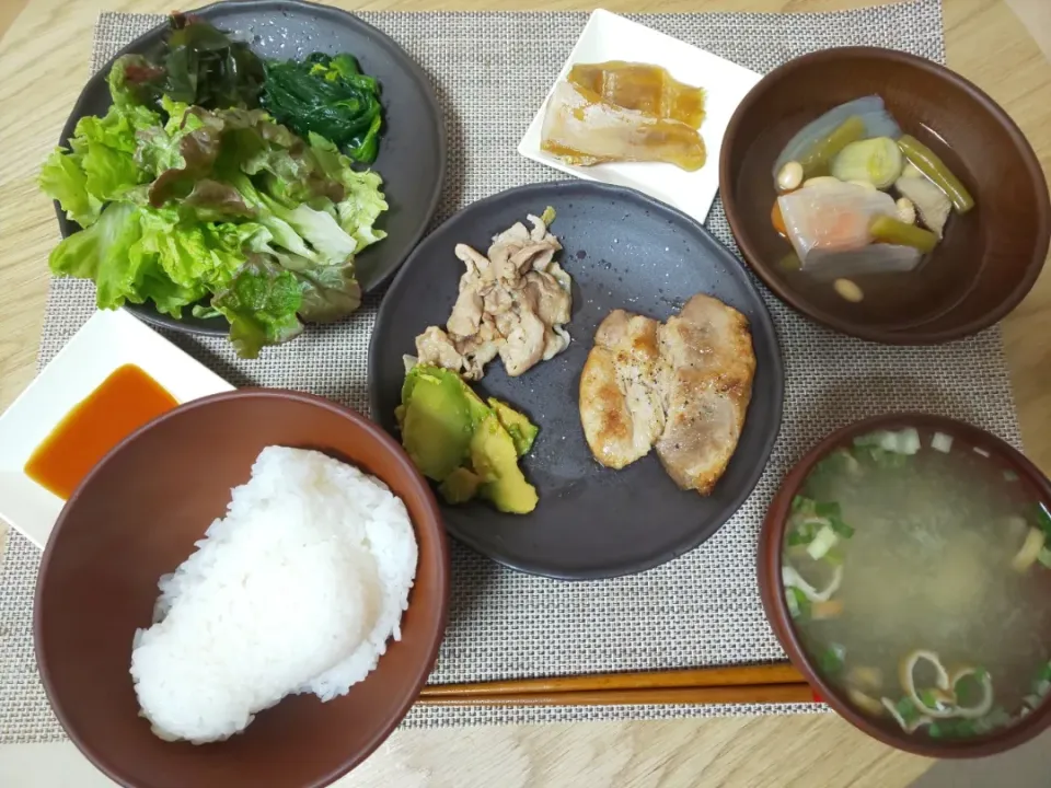 白飯
わかめの味噌汁
ポークステーキ
豚肉とアボカドの甘炒め
いんげんと人参と玉ねぎと大豆と白ネギとしいたけの煮物
ほうれん草の塩ゆで
ちぎりレタスの海藻サラダ
干しいも|あぎふぁんさん