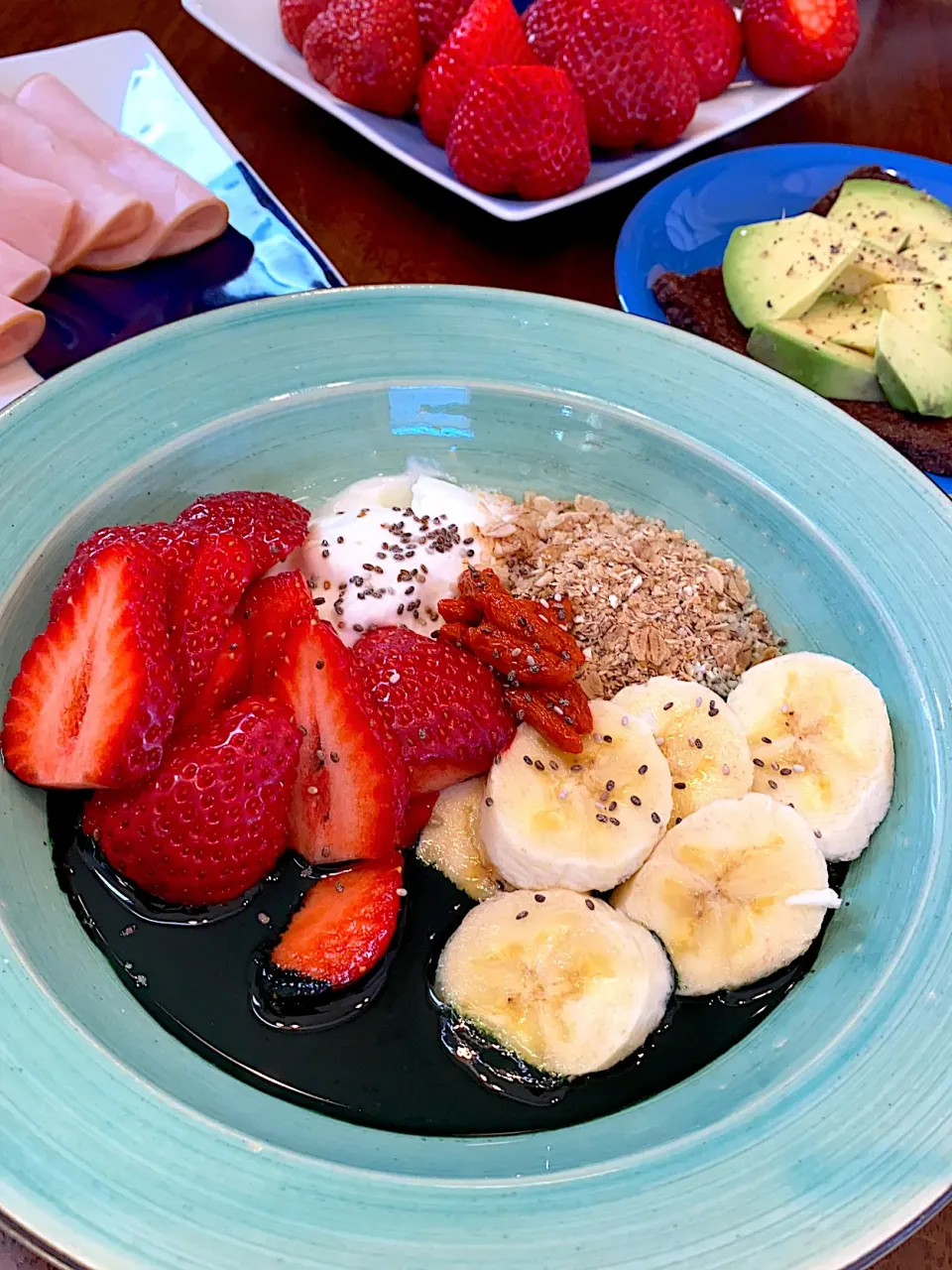 スピルリナヨーグルトにバーリーマックスのフレーク&フルーツ盛り🍓🍌|YOKOさん