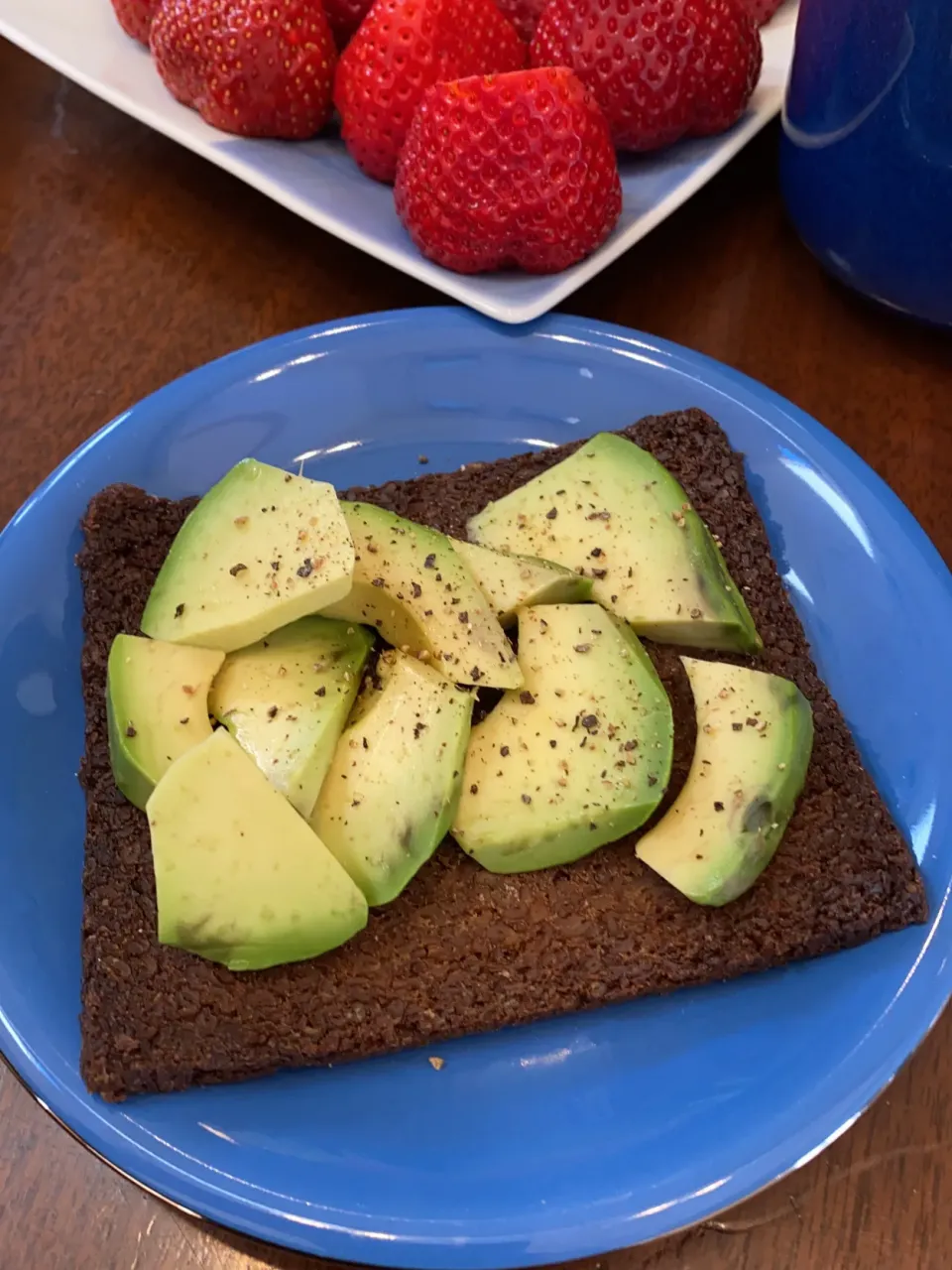 全粒ライ麦パンの上にアボカド🥑オープンサンド💕|YOKOさん