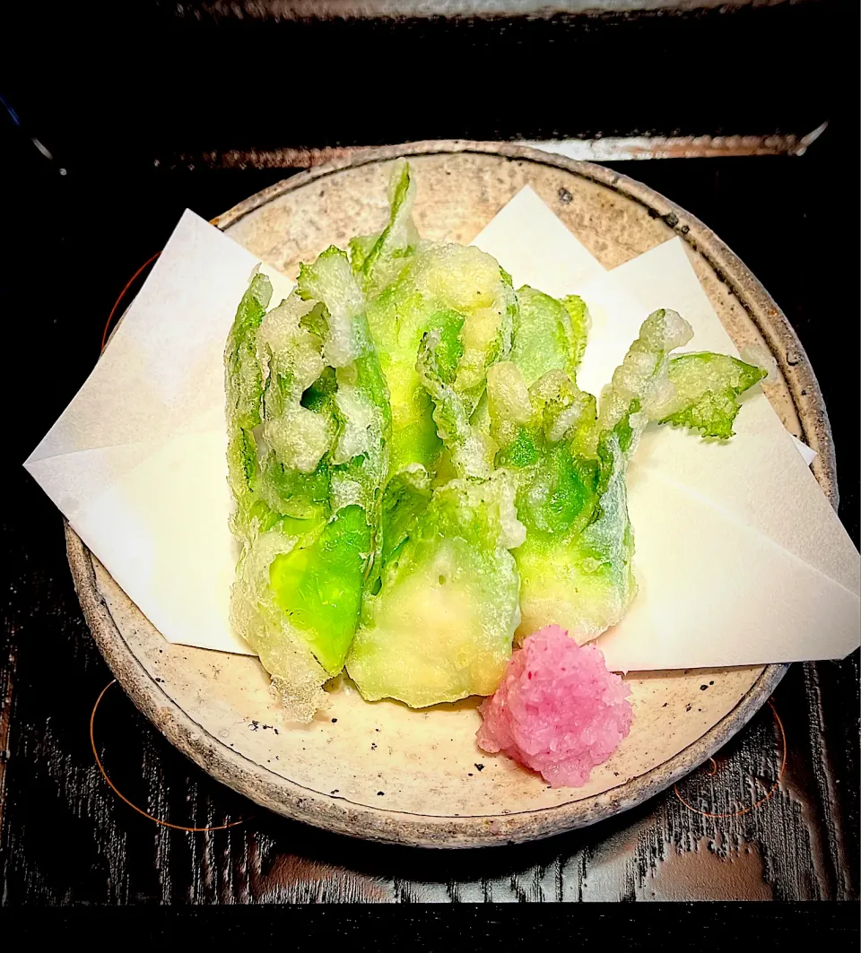 Snapdishの料理写真:祝蕾(しゅくらい)の天ぷら。　　　　　　　　レディーサラダ大根のピンク色のおろしで。|milanmilanさん