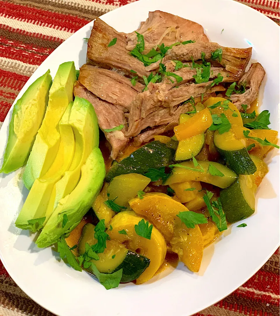 Keto Carnitas and Sauteed Veggies. Sliced avocado 🥑 on the side 😋|Alma's Home Kitchenさん