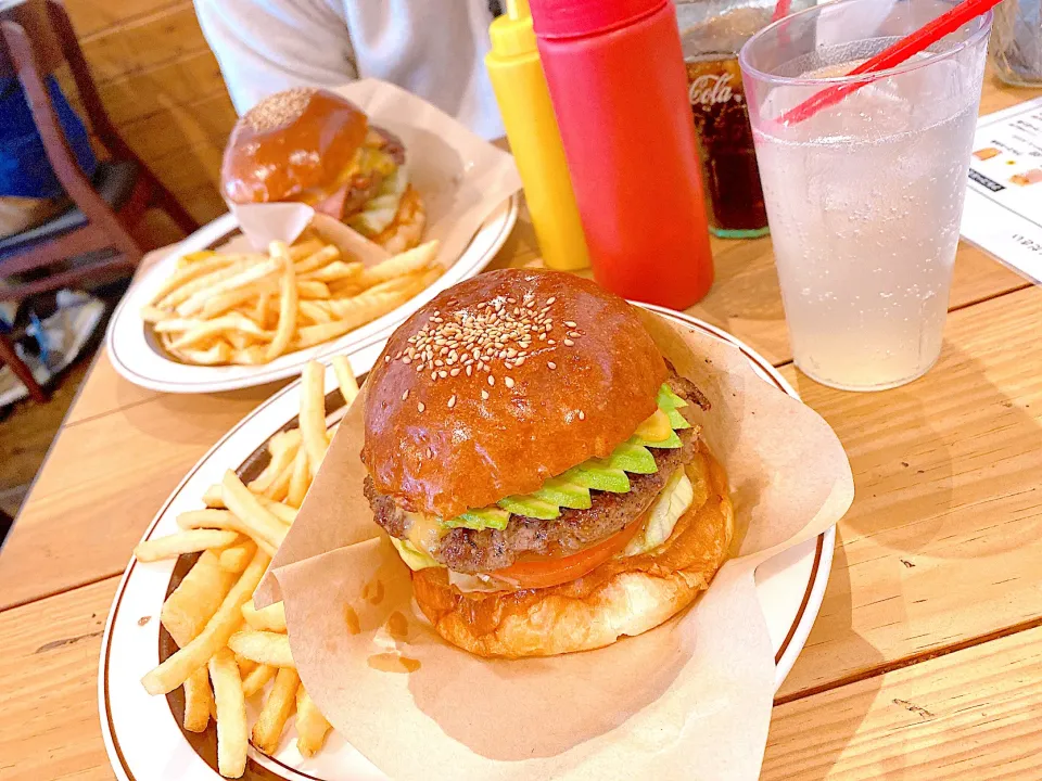 TIN’z BURGER MARKETのアボカドチーズバーガー🍔✨|まゆさん