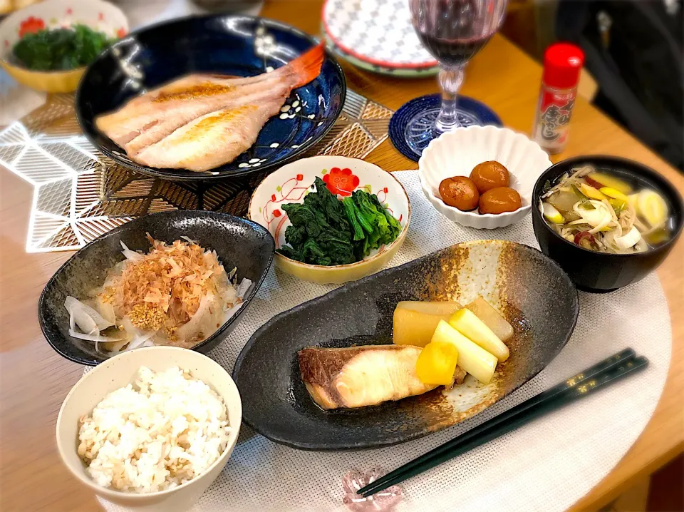 Snapdishの料理写真:ぶり大根煮 きんき干物 大根サラダ ほうれん草おひたし 玉こんにゃく 野菜生姜スープ|nana 🍅さん