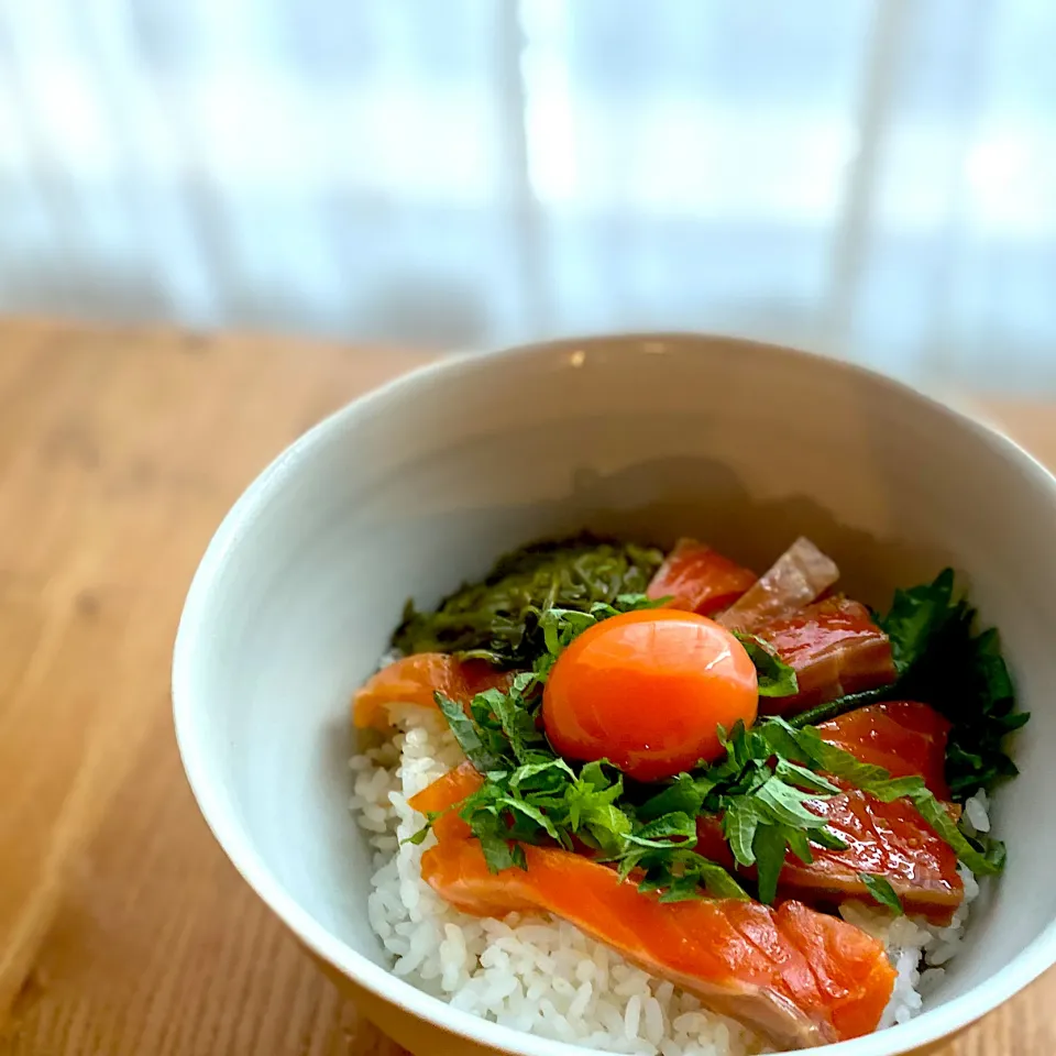 Snapdishの料理写真:漬けサーモン丼＊|yu papaさん