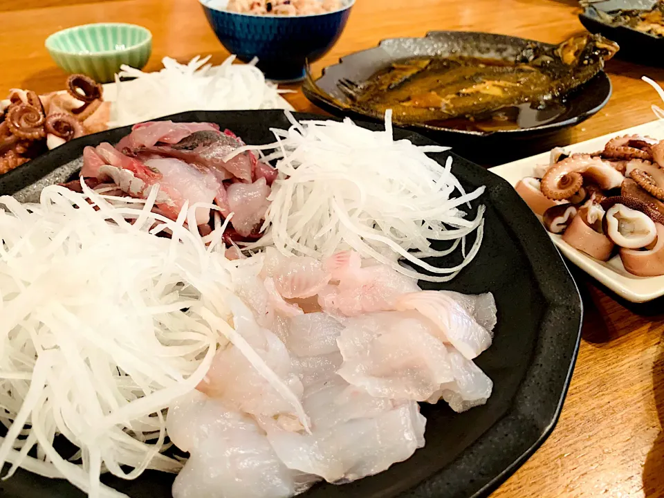 Snapdishの料理写真:我が家の晩ごはん🍚鰈と鯵のお刺身🐟茹で蛸🐙カレイの煮付け🐟たこ飯(生タコと白だしで炊きました)🐙海の幸ごはん|いちごさん