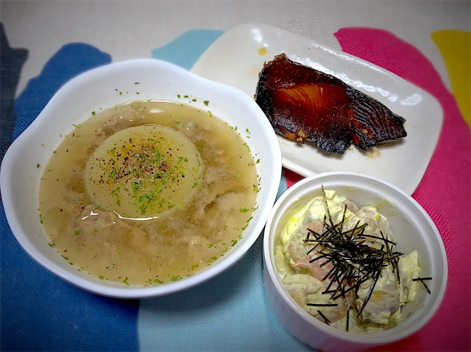 Snapdishの料理写真:🌱ぶりの照り焼き🐟
牛肉と玉葱🧅のスープ
海老とアボカド🦐🥑柚子胡椒マヨ|eiyadeさん