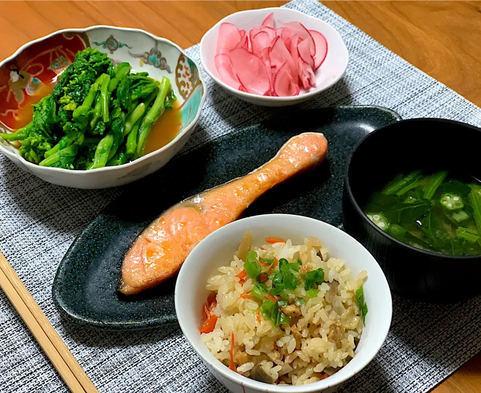 春の和食　混ぜご飯　塩鮭　菜の花の辛子和え　桜大根の酢漬け　オクラとほうれん草の味噌汁|なおみさん