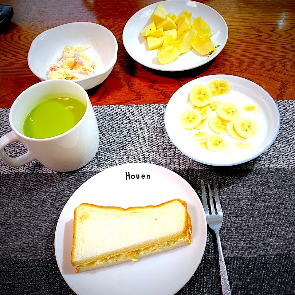 Snapdishの料理写真:2月 23日　朝ごはん　茹で卵のサンドイッチ、抹茶ラテ、ヨーグルトバナナ、林檎|yakinasuさん