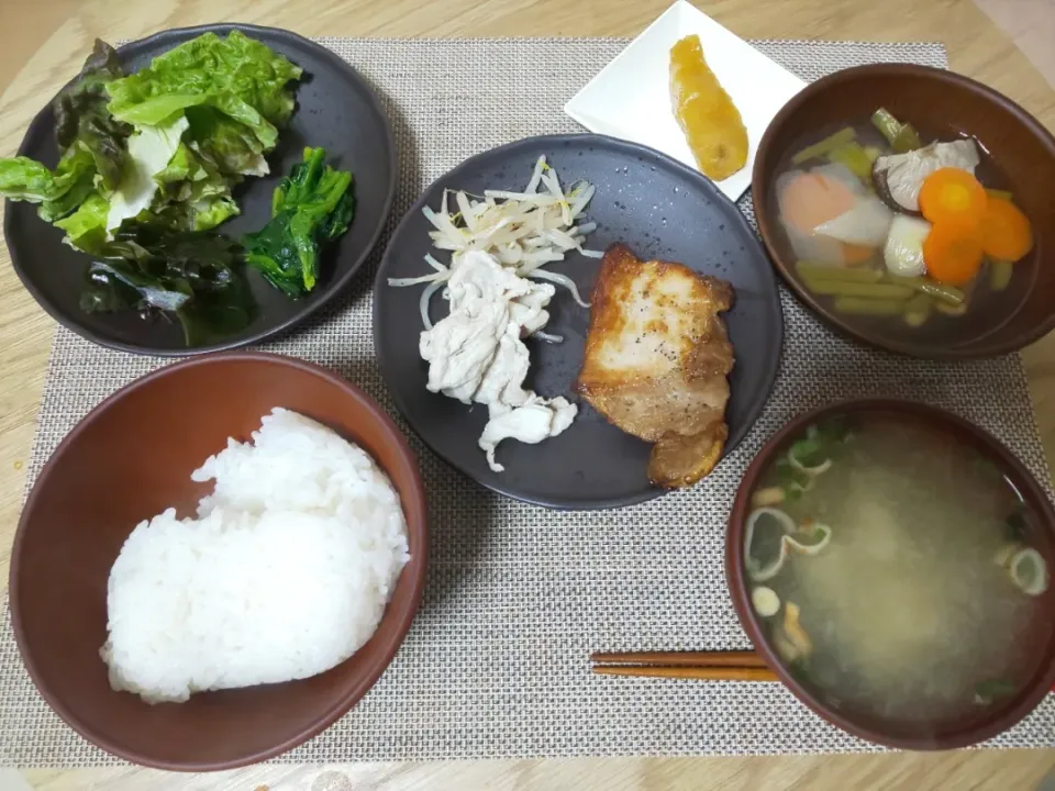 白飯
わかめの味噌汁
ポークステーキ
温豚しゃぶ
いんげんと人参と玉ねぎと大豆と白ネギとしいたけの煮物
ほうれん草の塩ゆで
ちぎりレタスの海藻サラダ
干しいも|あぎふぁんさん