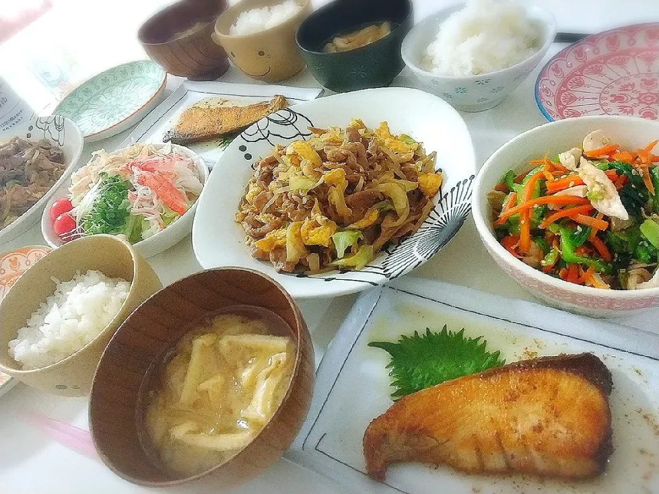 夕食(*^^*)
豚肉と野菜と卵のオイスター炒め
ブリのバターソテー
小松菜とささみとにんじんの胡麻あえ
サラダ(レタス、ブロッコリースプラウト、カニカマ、ささみ)🥗
お味噌汁(大根、油揚げ)|プリン☆さん