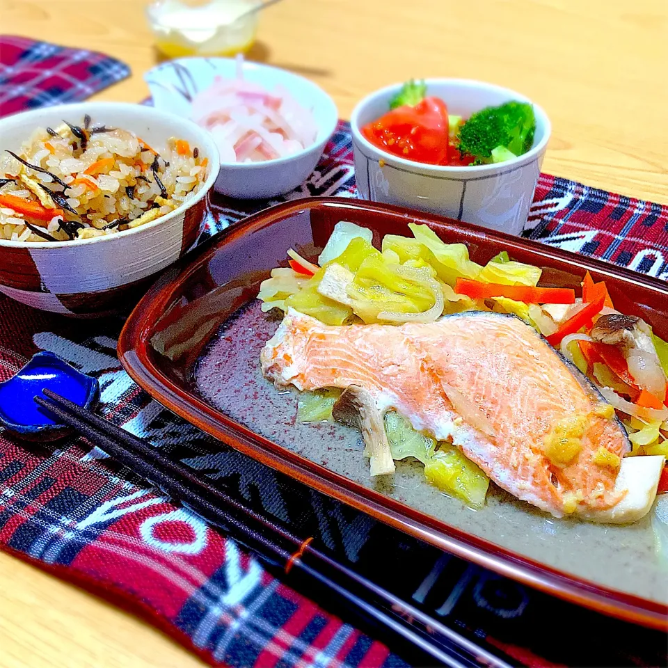 鮭と野菜の味噌だれ蒸し、ブロッコリーとトマトのサラダ、ベーコンと大根の塩きんぴら、ひじきの炊き込みご飯|ツインうさぎさん