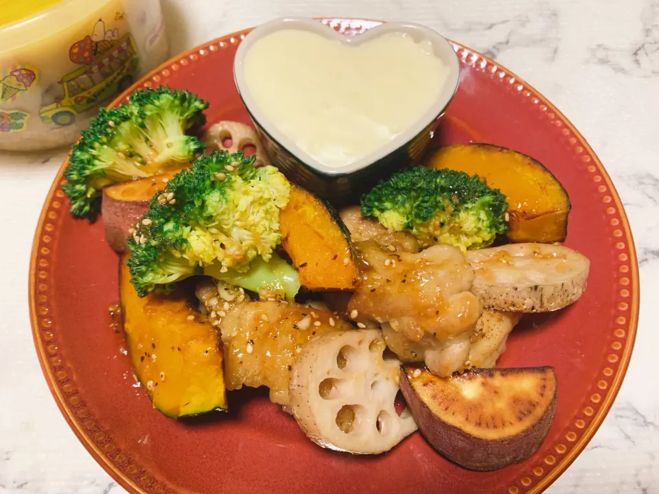 鳥モモ肉と野菜のマヨテリソース🥦〜チーズソースも添えて〜|くろねこっく🐈‍⬛さん