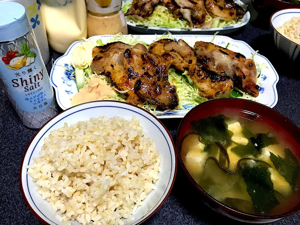 Snapdishの料理写真:#夕飯　ロウカット玄米、西京漬けポーク焼き、豆腐わかめ昆布味噌汁、キャベツきゅうりサラダ(塩山椒、1000アイランド、マヨ)|ms903さん