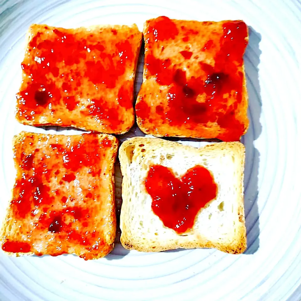 Fette biscottate e marmellata di fragole😍😍😍😍😍😍😍😍fatte con amore dalla mia bambina|Emanuela Coricaさん