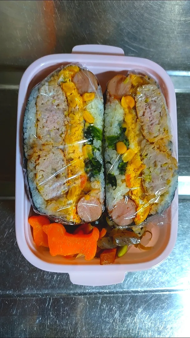 Snapdishの料理写真:旦那弁当　2021/2/24

おにぎらず（ハンバーグデミグラスソース、ベジ玉子焼き、ウインナー、ほうれん草コーン）
切り干し大根の煮物
にんじんのグラッセ|ユキヨメ♪さん