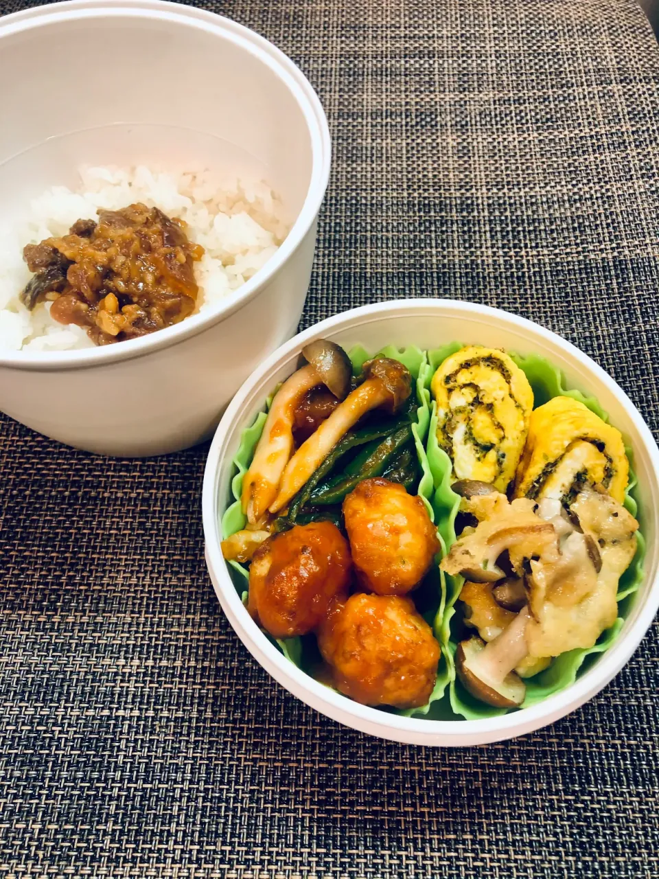 Snapdishの料理写真:本日の女子中学生弁当→肉団子と野菜の甘酢餡、卵焼き、しめじチーズ|Taja & Mayさん