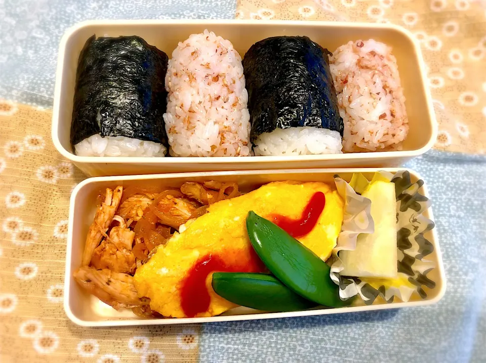 Snapdishの料理写真:小さめサラ弁　　　　　　　　　　　　　　　鶏ハムのケチャップ炒め　ミニオムレツ　スナップえんどう|じゅんさんさん