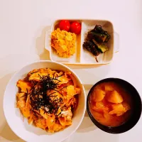 Snapdishの料理写真:親子丼で晩ごはん🍴|ゆうさん