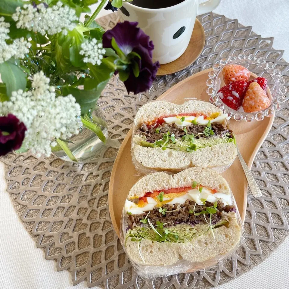 2/24❤︎和牛焼肉&半熟たまごベーグルサンド🥯
デザートはいちご🍓お弁当の残り物🌱|Makinsさん