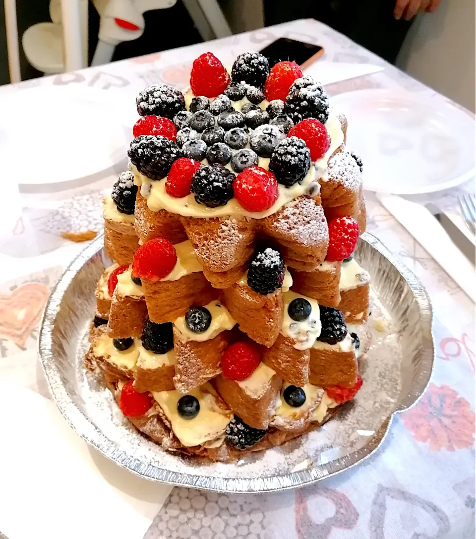 Pandoro,crema pasticciera e frutti di bosco! Fatto da mia figlia #syssy|Emanuela Coricaさん