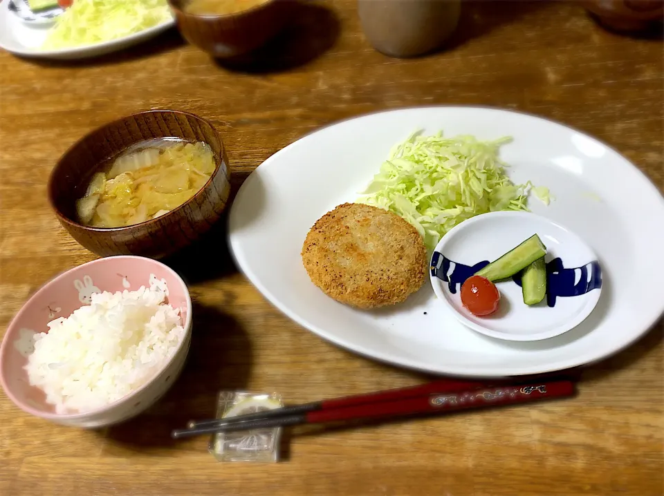 コロッケ・千切りキャベツ・ピクルス・ご飯・豚汁|ちびろ菌さん