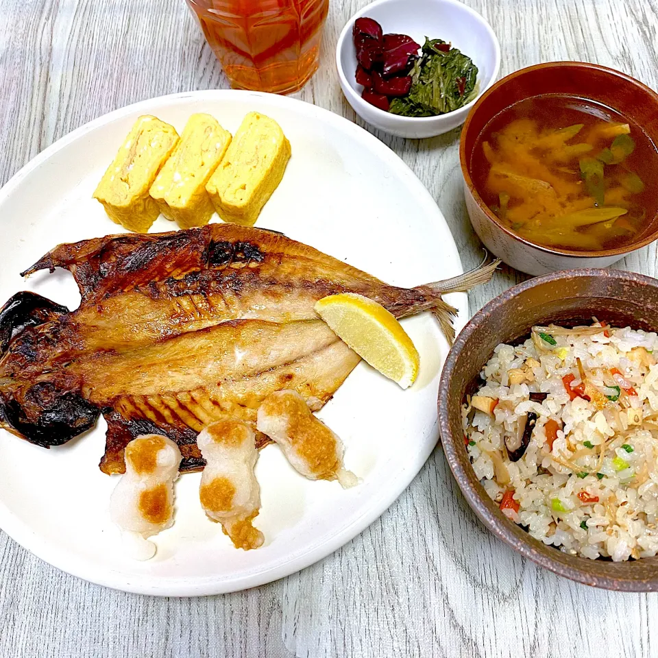 五目混ぜご飯と鯵の干物とだし巻き卵|まみっこさん