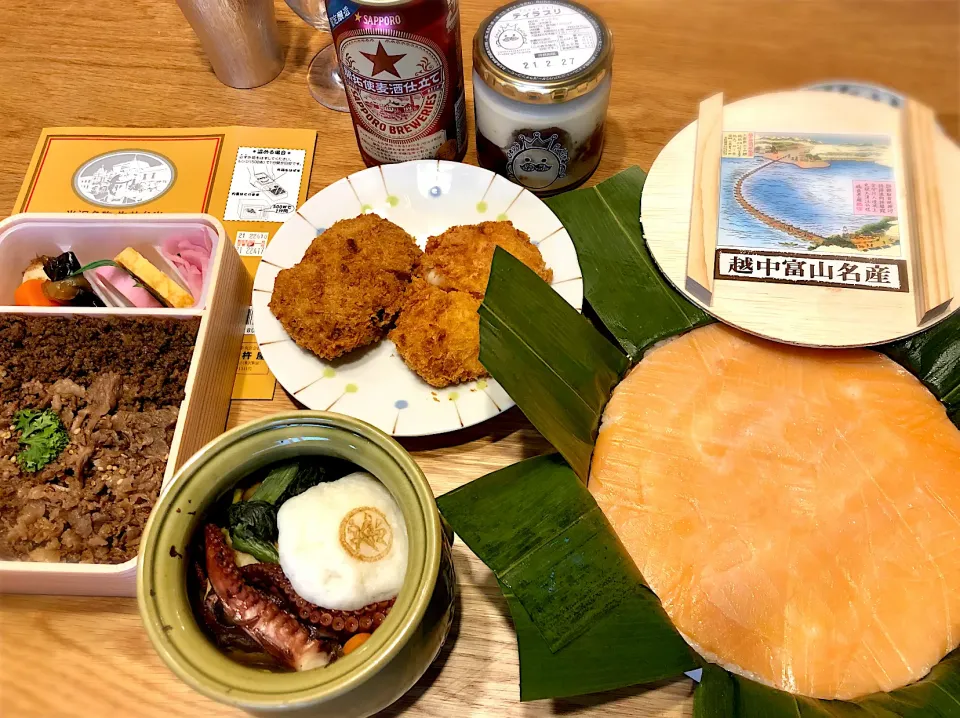 デパートのうまいもん大会で買った晩ご飯　・牛肉どまんなか　・ますの寿司　・ひっぱりダコ　・北海道コロッケ|じゅんさんさん