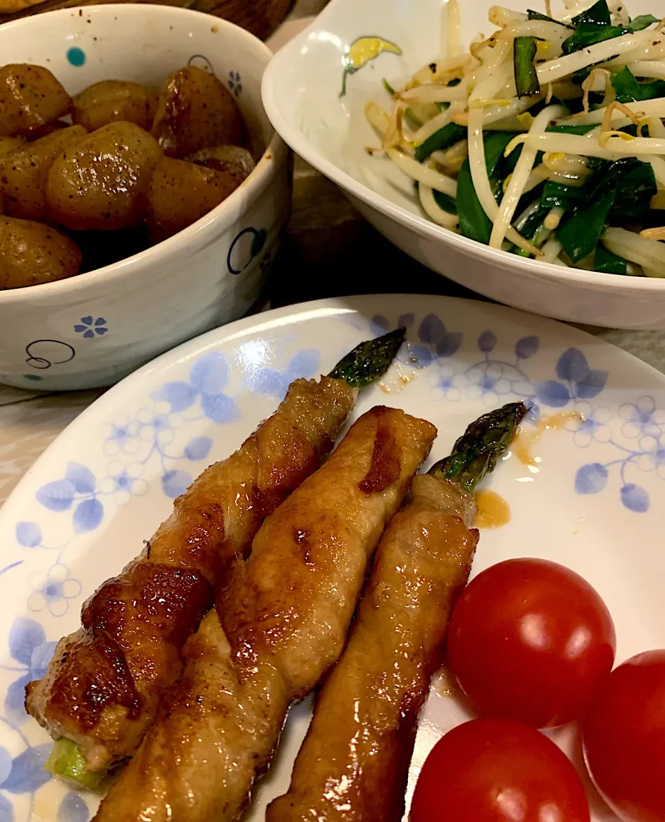 アスパラガスの肉巻きで夕食🍖|みっこちゃんさん