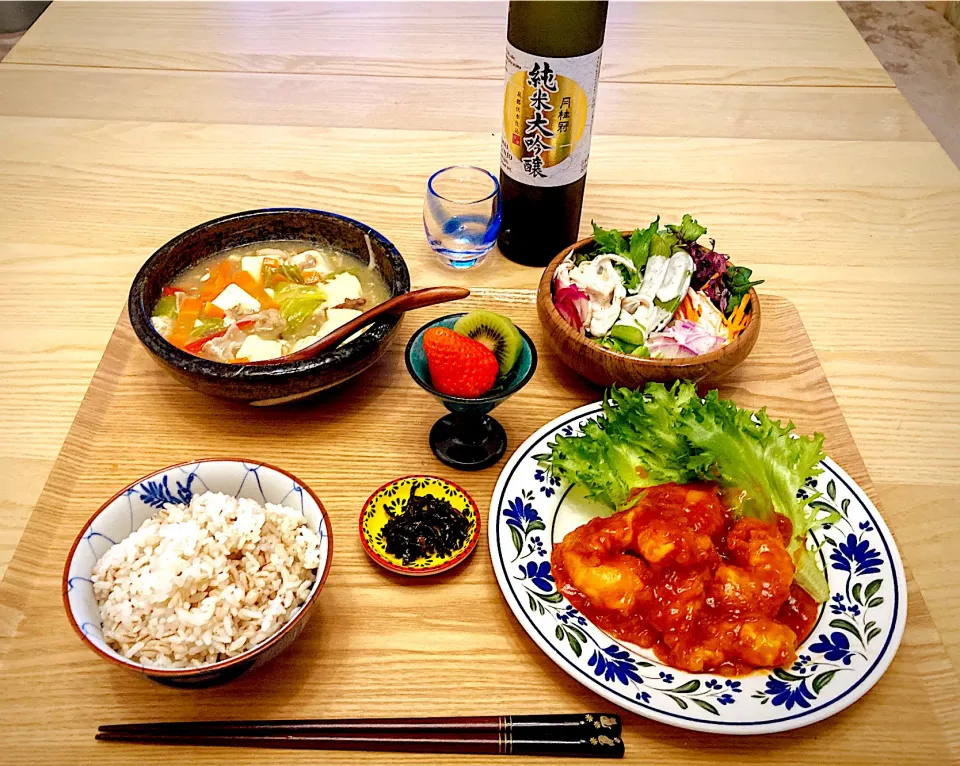 今日の夕食　エビチリ　豆腐の中華風あんかけ　蒸し鶏サラダ　いちごとキウイ　ラー油キクラゲ　もち麦ごはん|ふわ猫はなちゃんさん