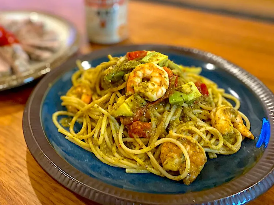 海老とアボカドのジェノベーゼパスタ|ふくすけ食堂さん