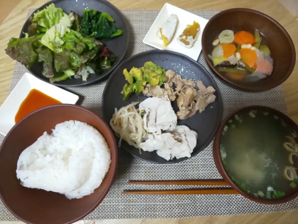 白飯
わかめの味噌汁
豚肉とアボカドの甘炒め
温豚しゃぶ
いんげんと人参と玉ねぎと大豆と白ネギとしいたけの煮物
ほうれん草の塩ゆで
ちぎりレタスの海藻サラダ
干しいも|あぎふぁんさん