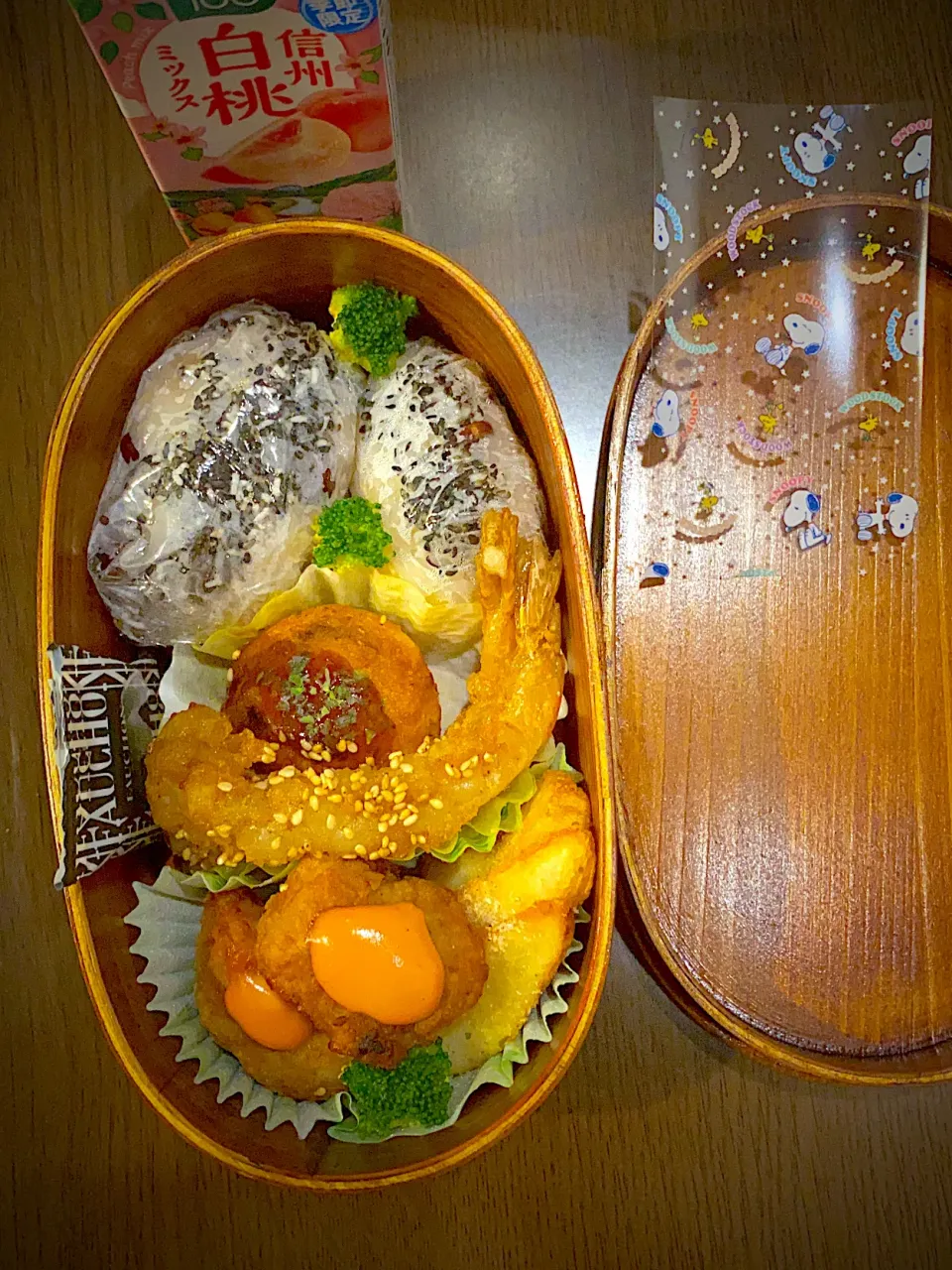 お弁当🍱　赤飯おむすび　胡麻塩　フライドチキン　オーロラ辛いけソース　フライドポテト　クレイジーソルト　揚げタコ焼き　ソース　青海苔　海老天ぷら　白胡麻　蒸しブロッコリー　ブラックペッパー入りチーズ　　白桃野菜ジュース|ch＊K*∀o(^^*)♪さん