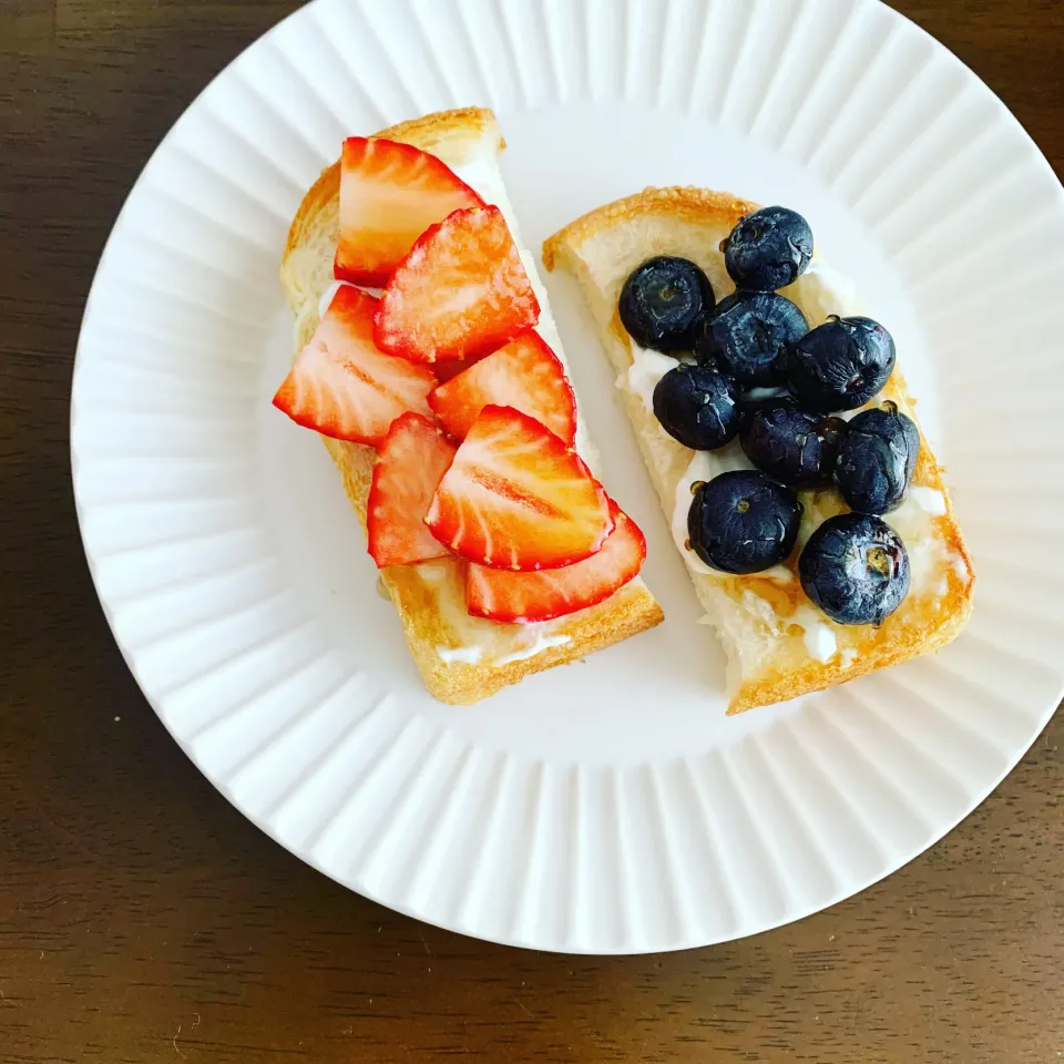 マスカルポーネ苺＆ブルーベリー🍞🍓🫐🤤☀️|leeさん