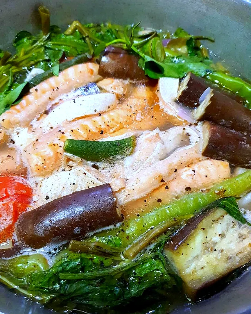 Sinigang na Salmon --- Salmon in Tamarind broth/stew|ruthofloeyさん