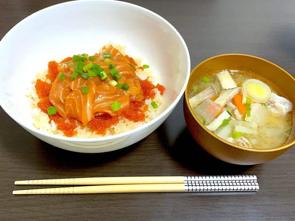 サーモン丼と具沢山豚汁|あやのさん