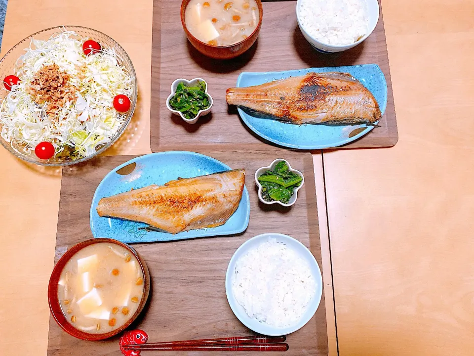 ホッケ🐟ほうれん草の胡麻和え🥬サラダ🥗なめこのお味噌汁|まゆさん