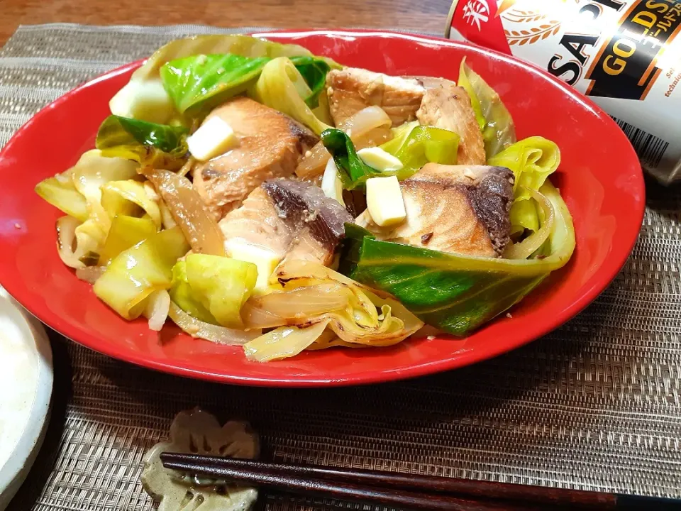 ぶりの照焼きリメイク！
ぶりとキャベツと玉葱の味噌バター煮🐟|fumfumさん