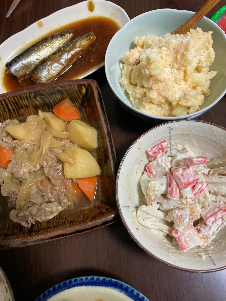 2月25日晩ご飯。肉じゃが残り、いわし煮、じゃがめんたい、カニカマとちくわのワサマヨ和え。|あやさん