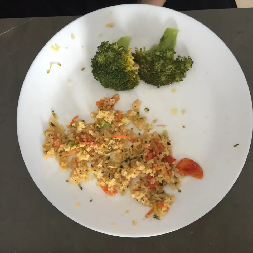 Couscous with carots (sliced fine), zuchini (sliced fine), red pepper and cherry tomatos + steamed brocolli with lemon|Georgeさん