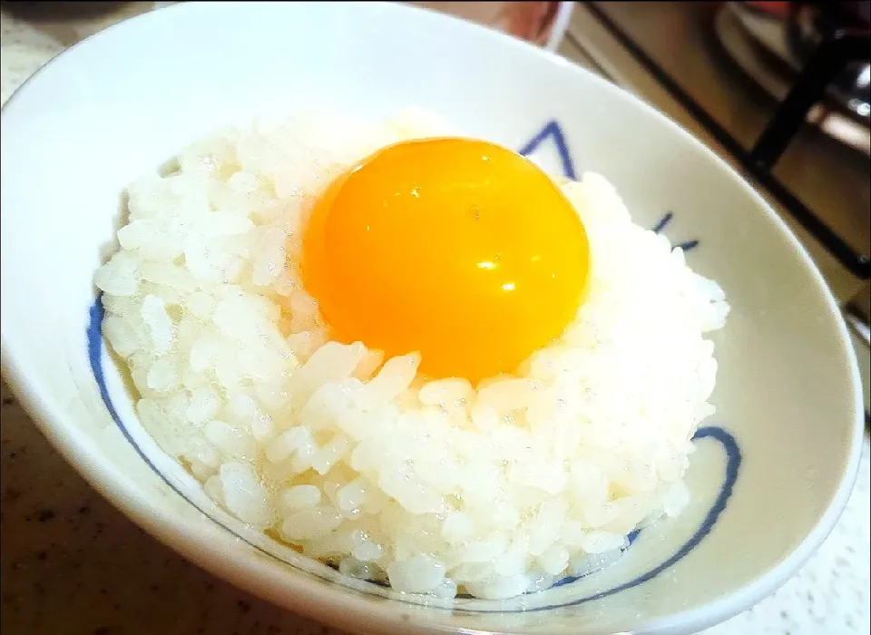 納豆なかったから
見た目どシンプルな卵かけご飯❤️

白身まぜまぜ💕にハマってまた食べた😋
今まで白身を捨ててた自分が信じられないー

ふわふわで美味しかった🥰|GGGさん