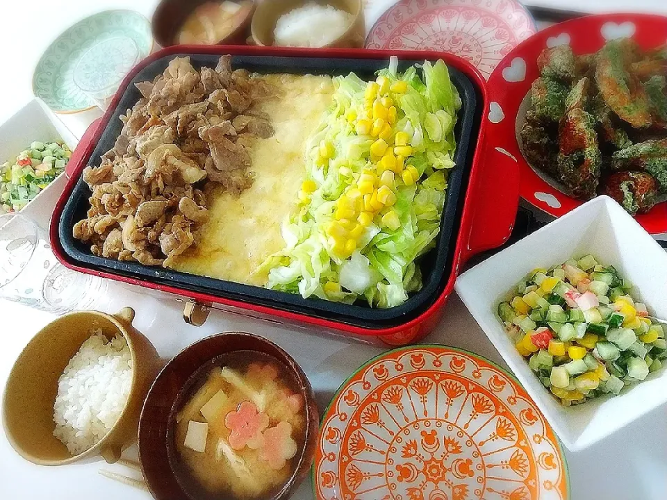 Snapdishの料理写真:夕食(*^^*)
豚肉&コーンキャベツ&チーズのプレート焼き
ちくわ磯辺揚げ
コーン、きゅうり、カニカマのマヨサラダ
お味噌汁(花麩、豆腐、油揚げ)|プリン☆さん